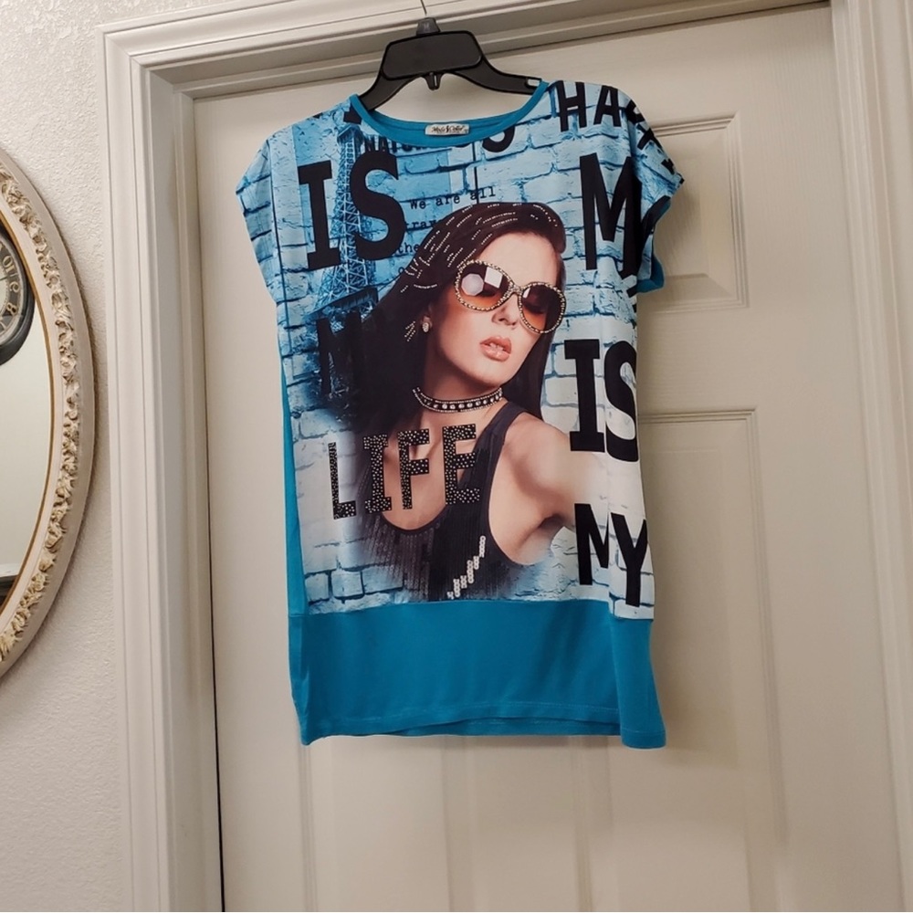 Moda color short sleeve blouse is a size Medium.